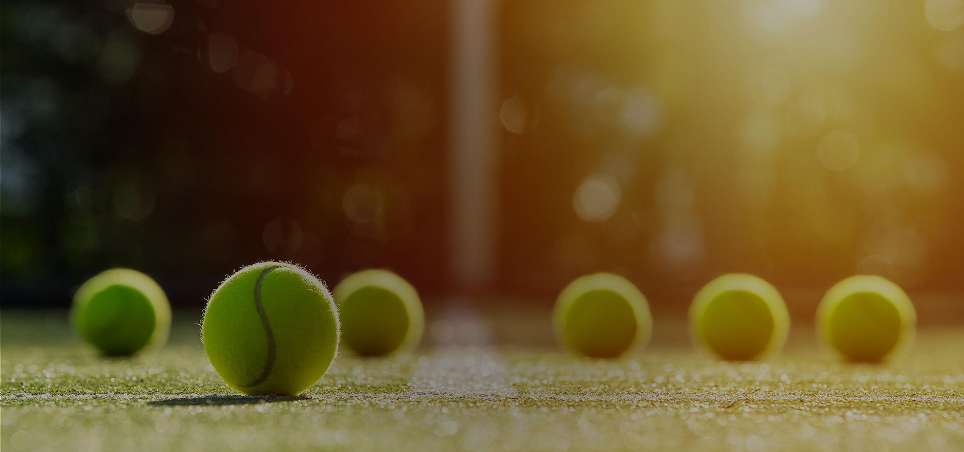 #1 Piłeczki do tenisa na trawiastym korcie